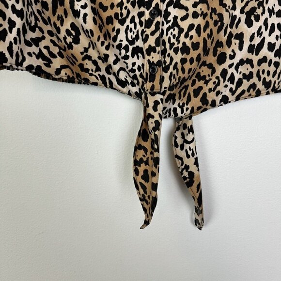 Chico’s Non Iron Animal Print 3/4 Sleeve Tie Front Button Up Top Size 1 / M - Picture 4 of 8